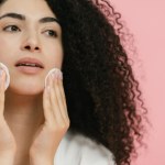 Teraz jest czas, żeby zebrać ją z pól. Naturalny kosmetyk z chwastu doceni skóra trądzikowa i tłusta