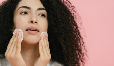 Teraz jest czas, żeby zebrać ją z pól. Naturalny kosmetyk z chwastu doceni skóra trądzikowa i tłusta