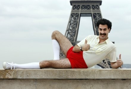 Teraz wiemy, dlaczego Borat tyle podróżował /AFP