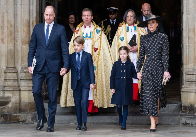 Teraz zaszczytu przejażdżką królewską karocą dostąpiły dzieci księcia Williama i księżnej Kate, George i Charlotte /Samir Hussein/WireImage /Getty Images