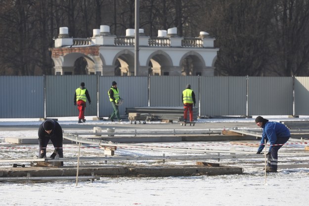 Teren między placem Piłsudskiego a ulicą Królewską w Warszawie. Komitet Społeczny Budowy Pomników śp. Prezydenta Lecha Kaczyńskiego oraz Ofiar Tragedii Smoleńskiej 2010 roku poinformował, że w tym miejscu ma stanąć Pomnik Ofiar Tragedii Smoleńskiej 2010 r. /Paweł Supernak /PAP