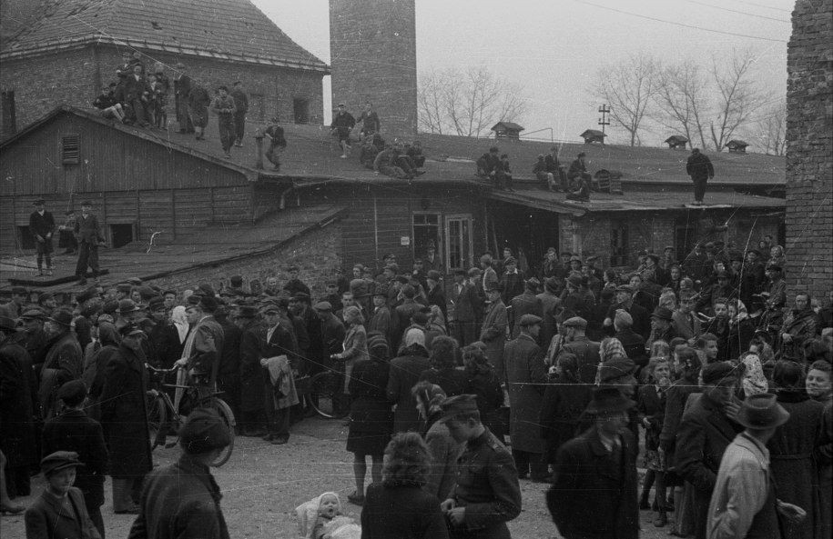 Teren obozu Auschwitz - Birkenau. Ludzie czekający na egzekucję Rudolfa Hoessa /Stanisław Dąbrowiecki, CAF /PAP