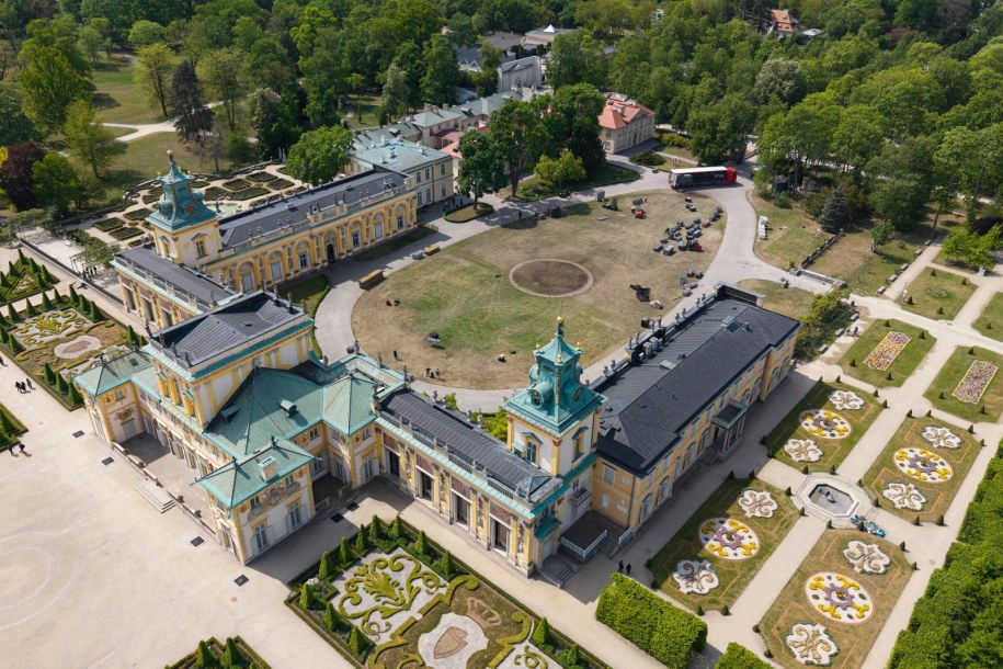 Teren Pałacu w Wilanowie w Warszawie po weekendowej imprezie techno /	Leszek Szymański   /PAP