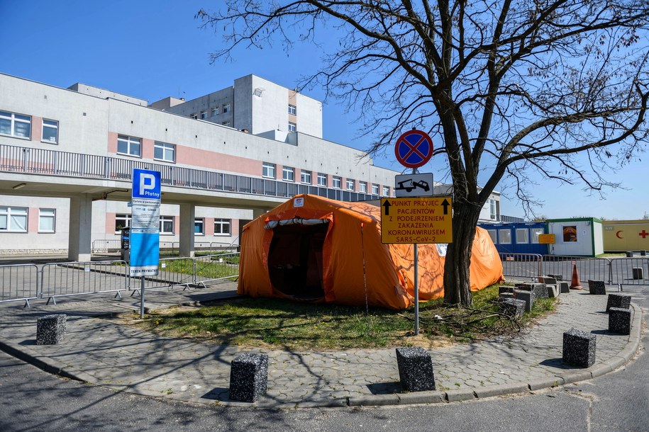 Teren Szpitala Zakaźnego w Wielospecjalistycznym Szpitalu Miejskim im. Józefa Strusia z ZOL SPZOZ w Poznaniu /Jakub Kaczmarczyk /PAP