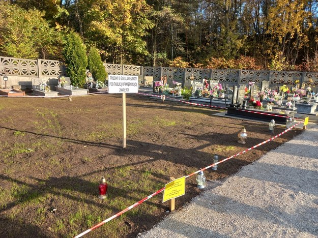 Teren zasypanego zapadliska na cmentarzu w Trzebini /Magdalena Wojtoń /RMF FM