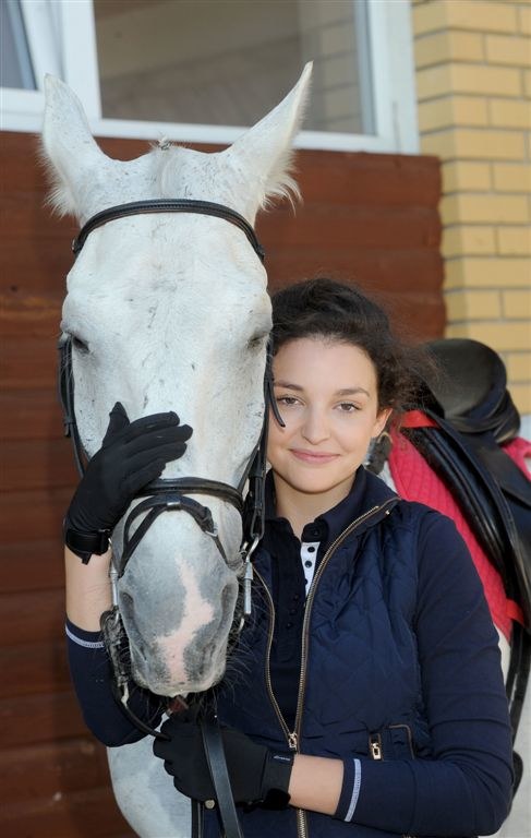 Teresa Starzyńska (Maria Dębska) jest wielką miłośniczką koni i świetną dżokejką /Agencja W. Impact