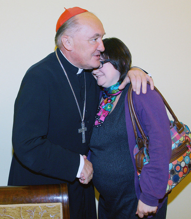 Terlikowska przytula się do kardynała! /- /East News