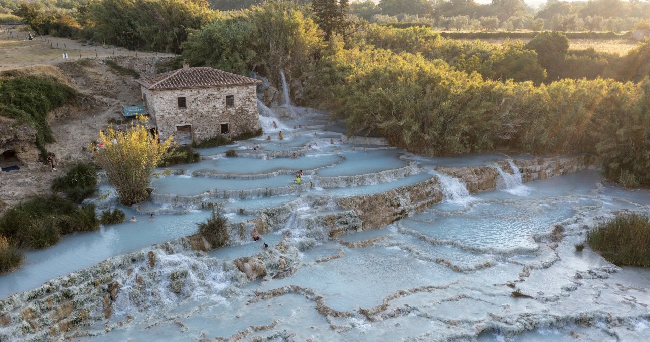 Terme di Saturnia to jedne z najpiękniejszych gorących źródeł w Europie i na całym świecie. Znajdziesz je we włoskiej Toskanii /Schulz, Stephan/Travel Collection/East News /East News
