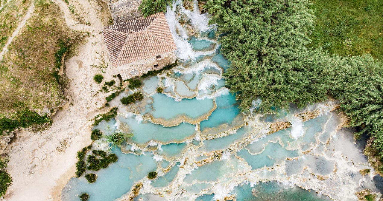 Terme di Saturnia we Włoszech to miejsce, które przyciąga tłumy turystów. Polscy seniorzy również je uwielbiają /Pixel