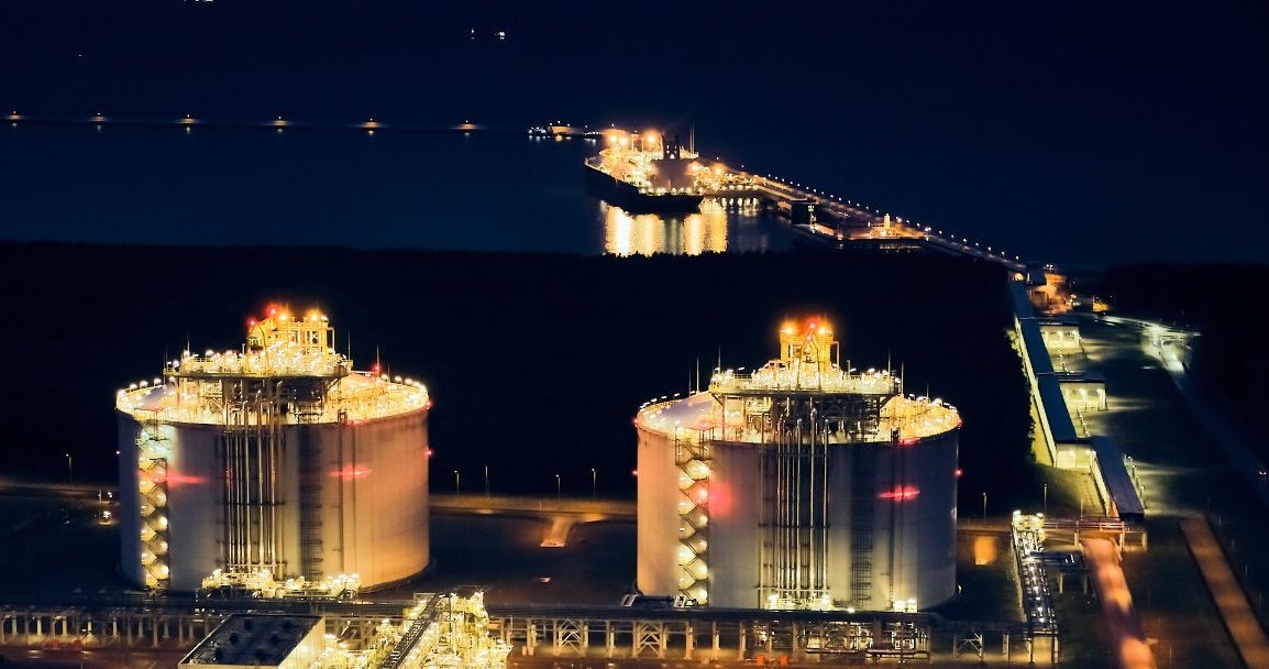 Terminal gazowy w Świniujściu przyjął już 289 transportów LNG. Na zdj. terminal nocą /materiały prasowe