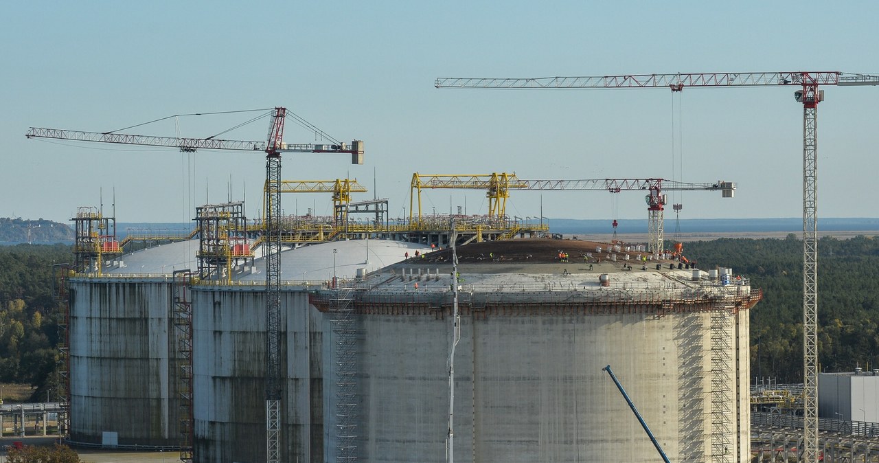 Terminal LNG w Świnoujściu, widoczne zbiorniki na skroplony gaz /Gerard /Reporter