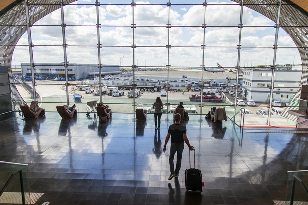 Terminal paryskiego lotniska Charles de Gaulle /Shutterstock