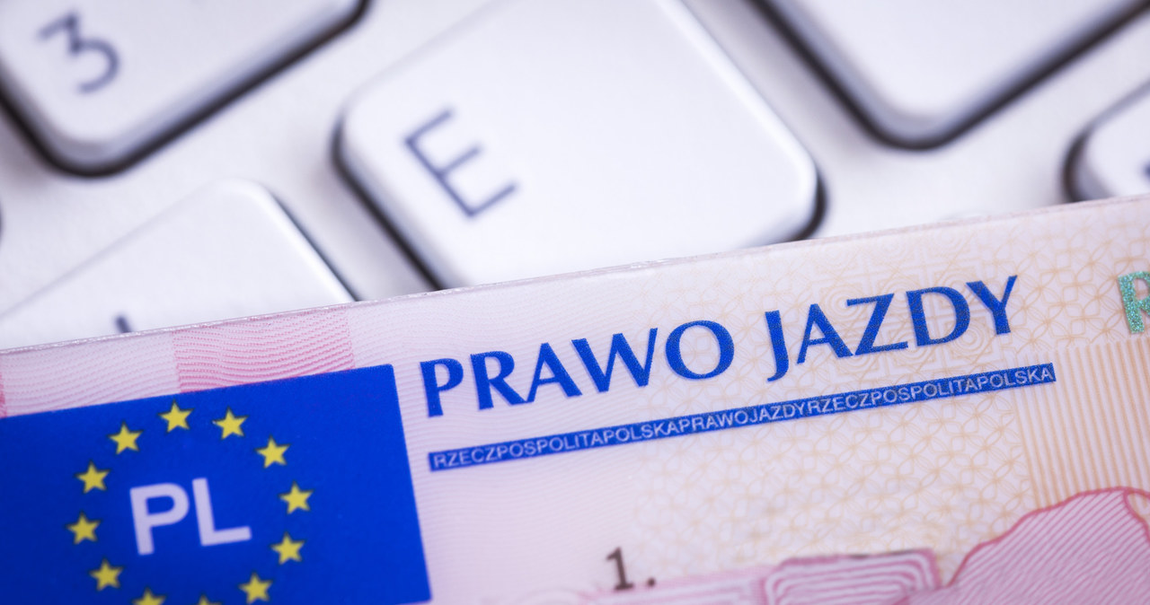 Terminowe prawa jazdy nie tracą ważności /Arkadiusz Ziółek /East News