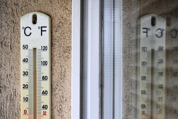 Termometr na ścianie bloku w Przemyślu /Darek Delmanowicz /PAP
