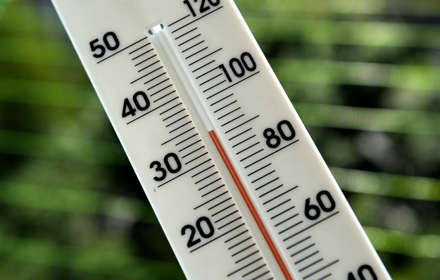 Termometr wskazujący ponad 30 stopni Celsjusza /Darek Delmanowicz /PAP