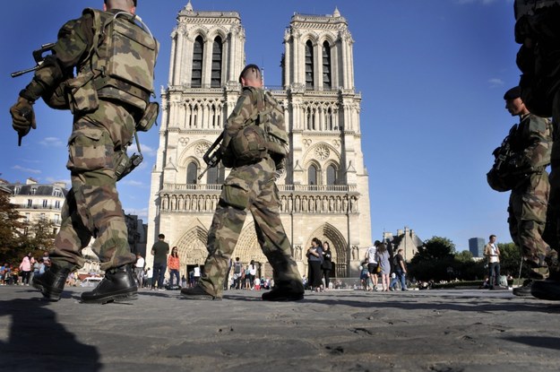 Terroryści dali o sobie znać w Magnaville pod Paryżem, Nicei, Saint-Etienne du Rouvray na północy oraz w Paryżu i Marsylii /Apaydin Alain/ABACA /PAP/EPA