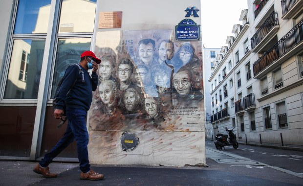 Terroryści grozili pracownicy "Charlie Hebdo". Musiała uciekać z mieszkania 