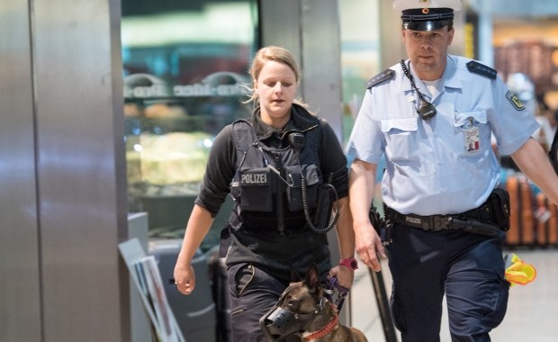 Terroryści z ISIS chcieli wysadzić się w Duesseldorfie. Niemcy udaremnili zamach 