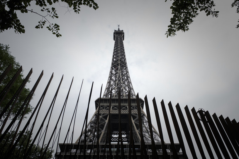 Terrorysta przygotowywał dokonanie zamachu "związanego z Wieżą Eiffla" /Philippe Lopez  /AFP
