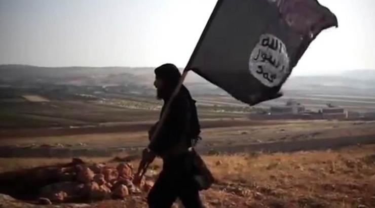 Terrorysta z flagą ISIS /YouTube