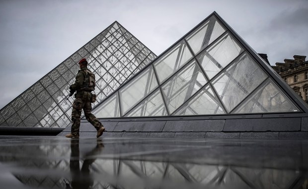 Terrorysta z Luwru wysłał pieniądze do Polski. Miały trafić do jego ojca