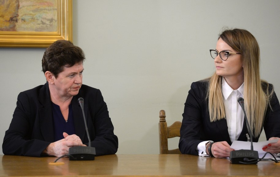 Teściowa Marcina P., Danuta Jacuk-Plichta przed sejmową komisją śledczą. Obok mecenas Sylwia Grzyb /Jacek Turczyk /PAP