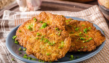 Teściowa robi placki ziemniaczane bez mąki. Wystarczy dodać to, a wyjdą obłędne