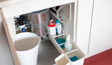 Teściowa trzyma w szafce pod zlewem. Tak pożegnała uciążliwy problem
