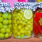 ​Teściowa zbiera w ogrodzie winogrona i pakuje do solanki. Smakują bajecznie