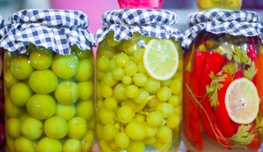 ​Teściowa zbiera w ogrodzie winogrona i pakuje do solanki. Smakują bajecznie