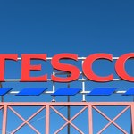 Tesco rezygnuje z gotówki. Płatność za zakupy tylko kartą, pomysł budzi kontrowersje