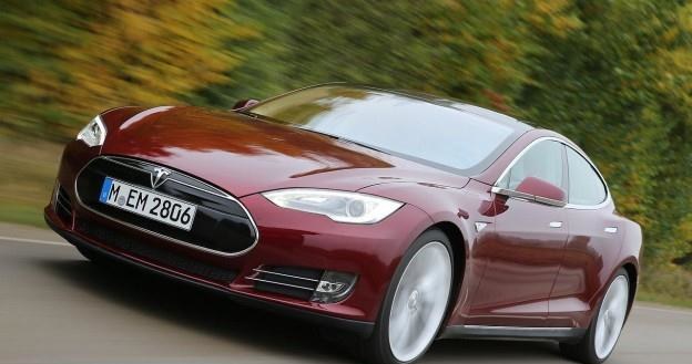 Tesla chce produkować również auta w bardziej przystęnych cenach /Informacja prasowa