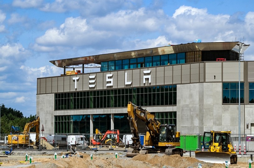 Tesla chce rozbudować swój zakład produkcyjny pod Berlinem i rzucić rękawicę Volkswagenowi /JENS KALAENE / DPA/ dpa Picture-Alliance via AFP /AFP