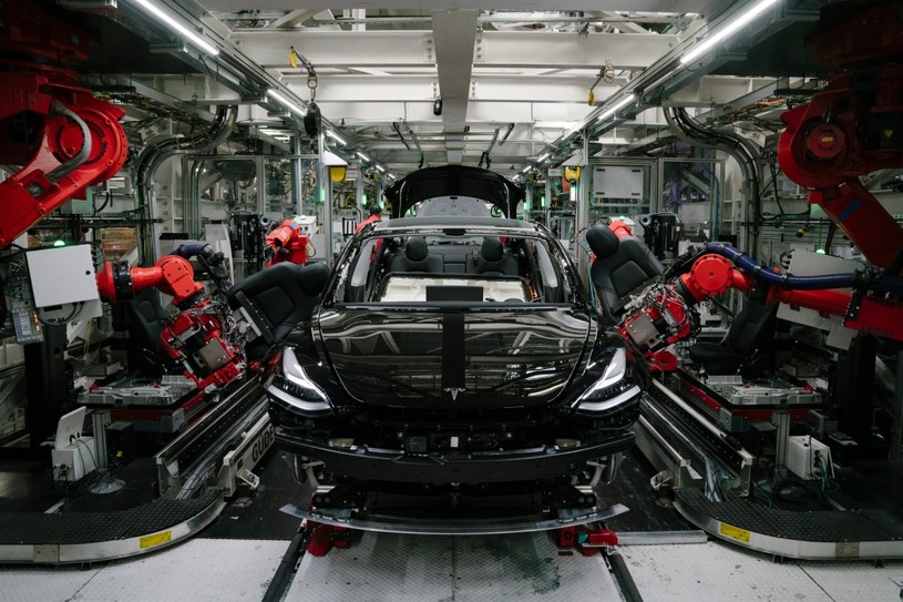 Tesla chce wznowić produkcję /Getty Images