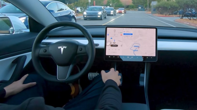 Tesla i system autonomicznej jazdy /materiały prasowe