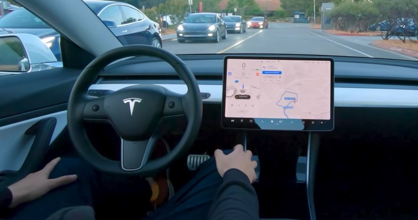 Tesla i system autonomicznej jazdy /materiały prasowe