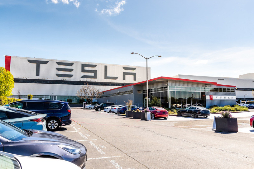 Tesla inwestuje w nowy zakład produkcyjny /123RF/PICSEL