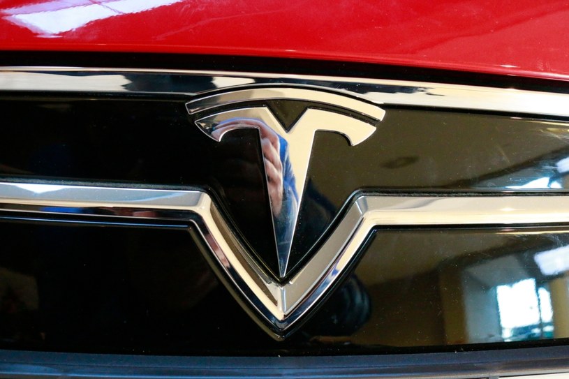 Tesla jest jedną z najpopularniejszych marek aut eletrycznych w Polsce /123RF/PICSEL
