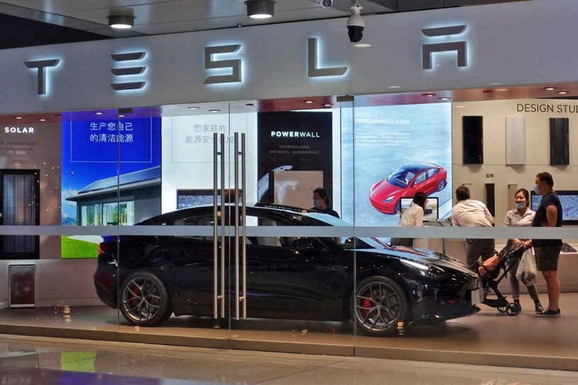 Tesla, która wreszcie zaczęła zarabiać, zdystansowała największego producenta świata, czyli Toyotę /Getty Images