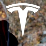 ​Tesla kusi zarobkami do 3500 euro; zatrudni też Polaków