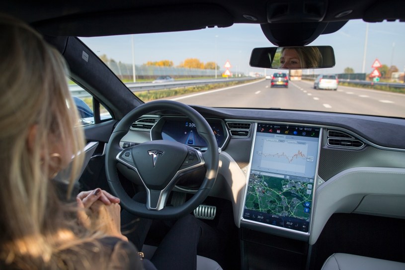 Tesla ma duże możliwości w zakresie jazdy półautonomicznej, ale od czasu do czasu system zawodzi /Getty Images
