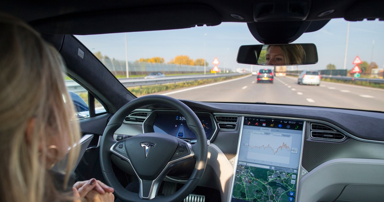 Tesla ma duże możliwości w zakresie jazdy półautonomicznej, ale od czasu do czasu system zawodzi /Getty Images