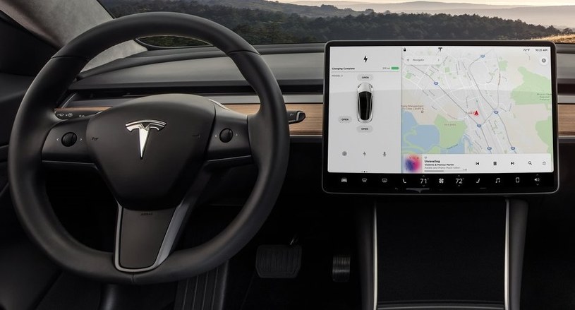 Tesla Model 3 w ramach oszczędności właściwie pozbawiona jest fizycznych przycisków /Informacja prasowa