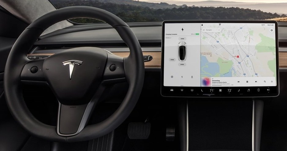 Tesla Model 3 w ramach oszczędności właściwie pozbawiona jest fizycznych przycisków /Informacja prasowa