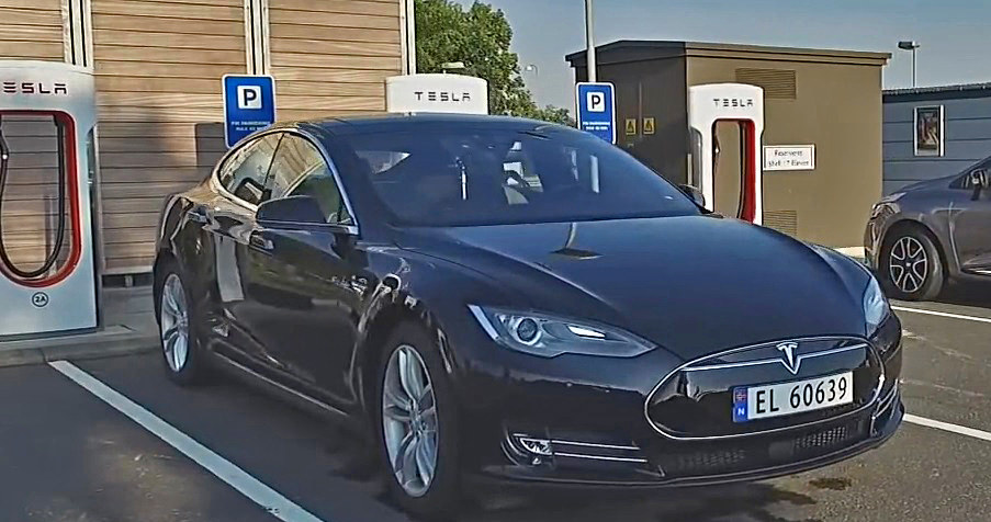 Tesla Model S P85D to najszybsza wersja elektrycznego sedana /Informacja prasowa