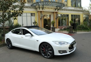 Tesla Model S z półautonomicznym systemem wyprzedzania