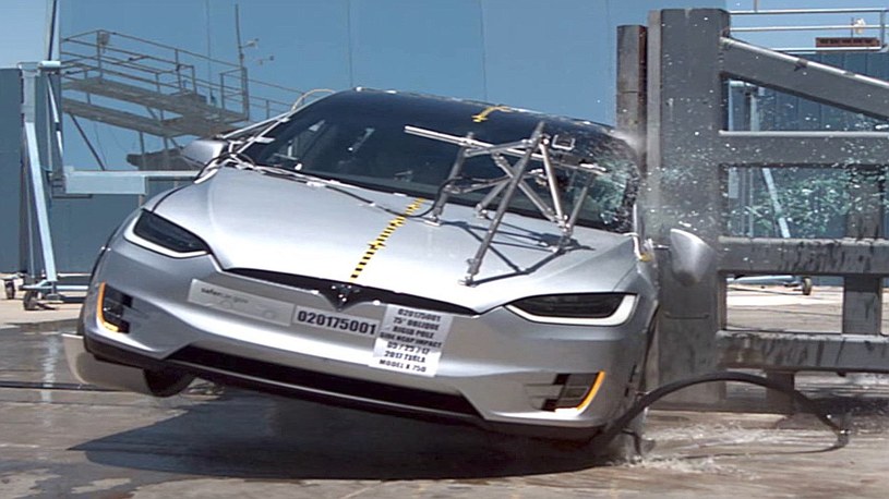 Tesla Model X najbezpieczniejsza na świecie. „Nie ma możliwości wywrócenia jej na dach” /Geekweek