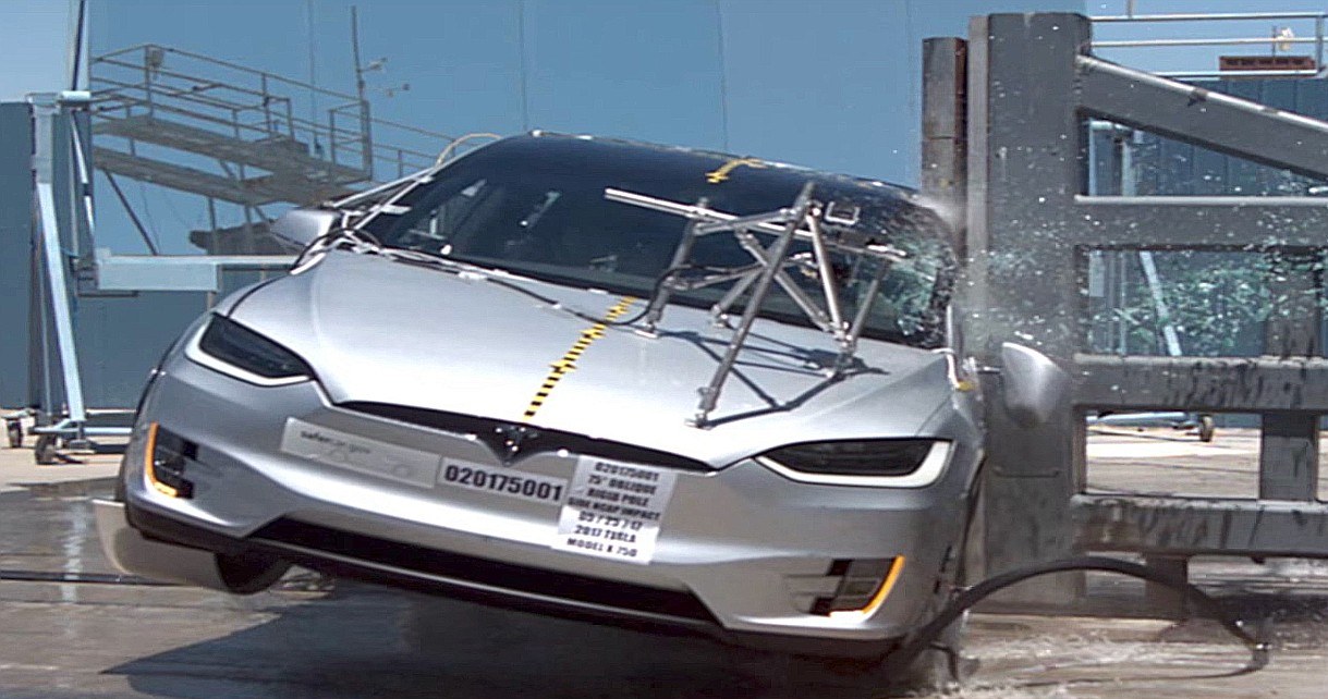 Tesla Model X najbezpieczniejsza na świecie. „Nie ma możliwości wywrócenia jej na dach” /Geekweek
