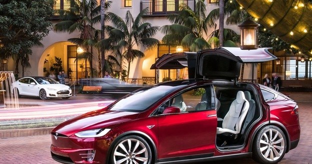 Tesla Model X /Tesla