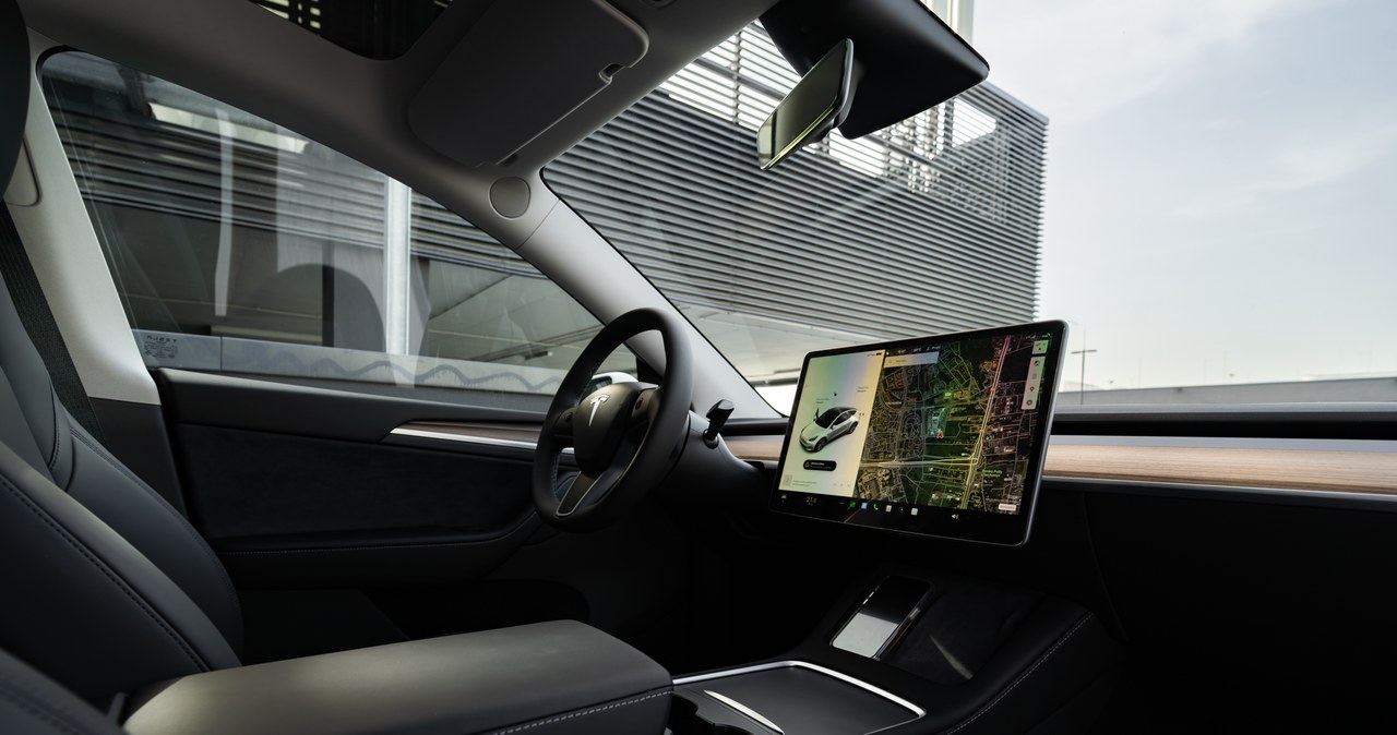 Tesla Model Y Long Range RWD. Jeden ekran służy tu do wszystkiego. /Jan Guss-Gasiński /INTERIA.PL